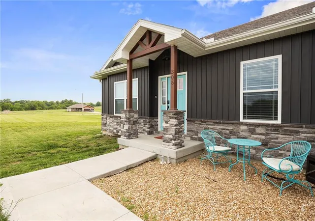 2nd image of 305 Sw 11th Rd, Warrensburg, MO 64093 | MLS# 2620633