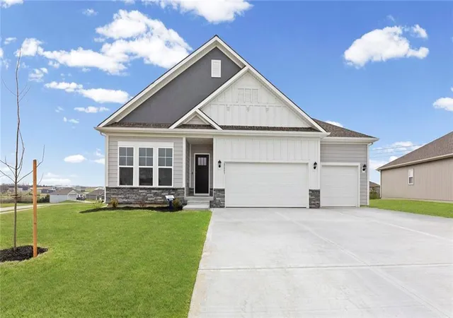 1st image of 20925 W 188th Ter, Spring Hill, KS 66083 | MLS# 2620635