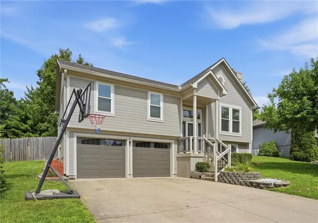 2nd image of 200 N Highland Dr, Raymore, MO 64083 | MLS# 2620656