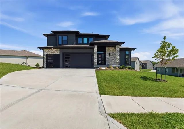 1st image of 1628 Sw Arborway Ter, Lee's Summit, MO 64082 | MLS# 2620689