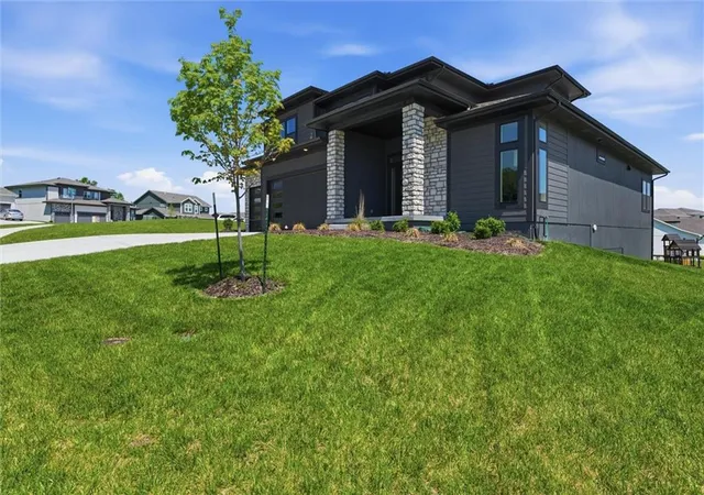 2nd image of 1628 Sw Arborway Ter, Lee's Summit, MO 64082 | MLS# 2620689