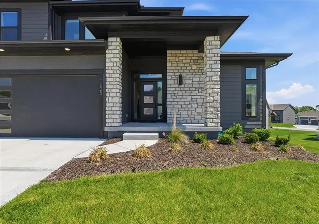 3rd image of 1628 Sw Arborway Ter, Lee's Summit, MO 64082 | MLS# 2620689