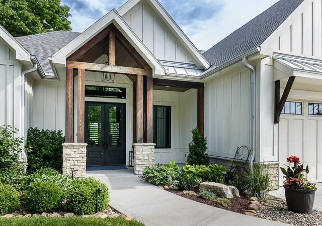 Photo 3 of Single family home for sale at 10000 Hollingsworth Rd, Kansas City, KS 66109 | MLS# 2620690 | Listing updated on 2026-07-04