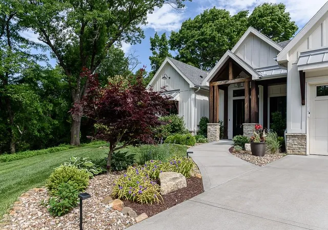 Photo 4 of Single family home for sale at 10000 Hollingsworth Rd, Kansas City, KS 66109 | MLS# 2620690 | Listing updated on 2026-07-04
