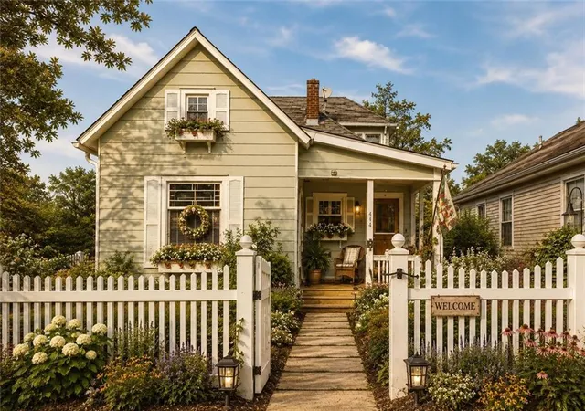 Photo 2 of Single family home for sale at 414 Pine St, Leavenworth, KS 66048 | MLS# 2620719 | Listing updated on 2026-09-26