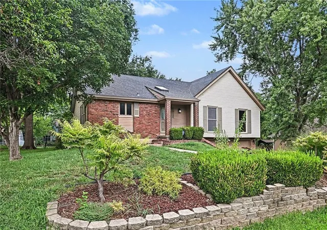 Photo 3 of Single family home for sale at 6918 Marion Dr, Shawnee, KS 66218 | MLS# 2620916 | Listing updated on 2026-09-01
