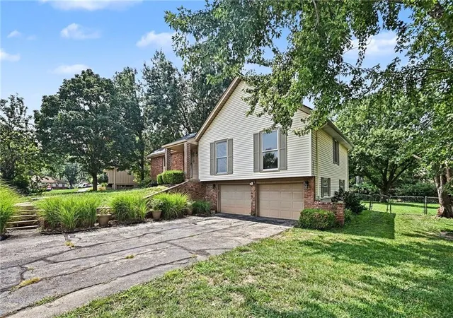Photo 3 of Single family home for sale at 6918 Marion Dr, Shawnee, KS 66218 | MLS# 2620916 | Listing updated on 2026-09-01