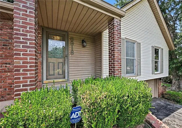 Photo 4 of Single family home for sale at 6918 Marion Dr, Shawnee, KS 66218 | MLS# 2620916 | Listing updated on 2026-09-01