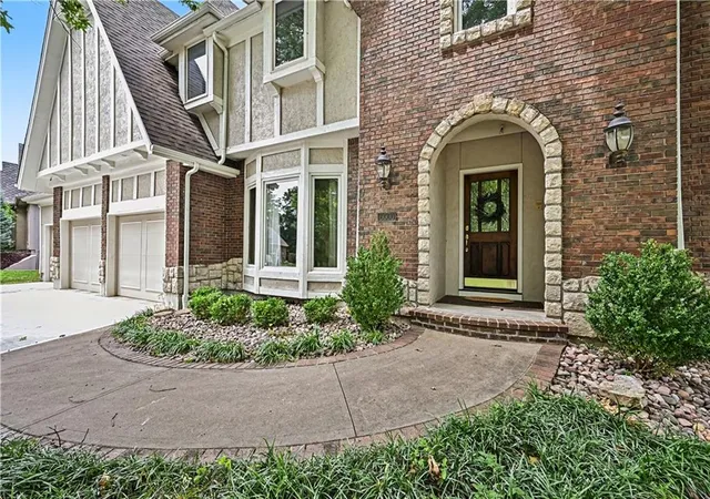 Photo 3 of Single family home for sale at 5500 Nw 62nd Street, Kansas City, MO 64151 | MLS# 2620932 | Listing updated on 2026-09-25
