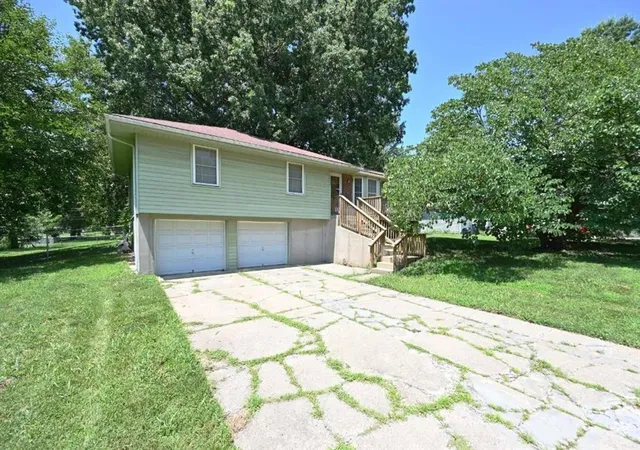 Homes for sale in Kansas City, MO | 10526 N Walnut St, Kansas City, MO 64155 | MLS# 2621020