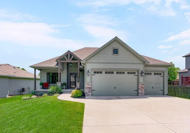 Homes for sale in Louisburg, KS | 211 Broadmoor Dr, Louisburg, KS 66053 | MLS# 2621035