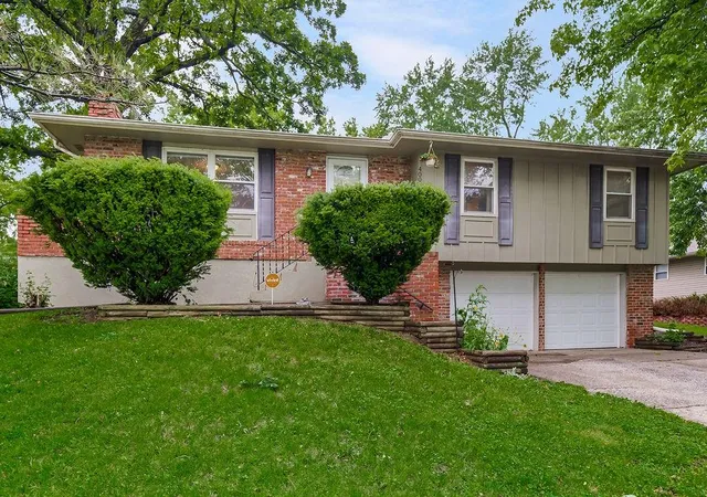 1st image of 4008 S Colonial Dr, Independence, MO 64055 | MLS# 2621040