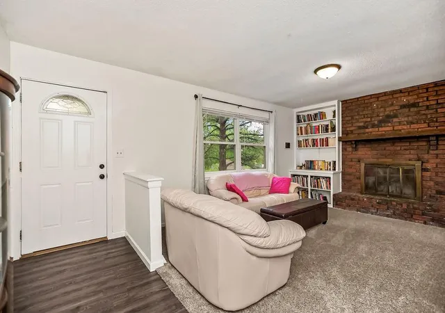 2nd image of 4008 S Colonial Dr, Independence, MO 64055 | MLS# 2621040