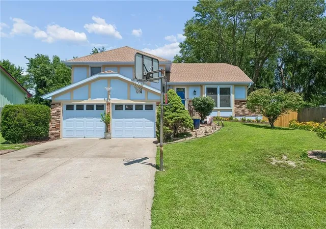 Homes for sale in Liberty, MO | 1813 Pl Liberte Dr, Liberty, MO 64068 | MLS# 2621041