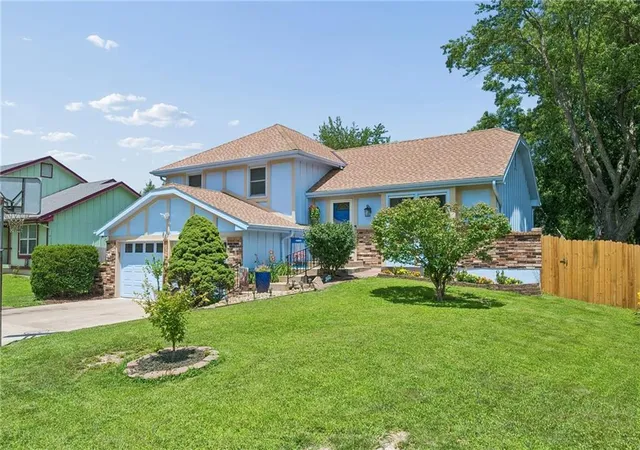Homes for sale in Liberty, MO | 1813 Pl Liberte Dr, Liberty, MO 64068 | MLS# 2621041