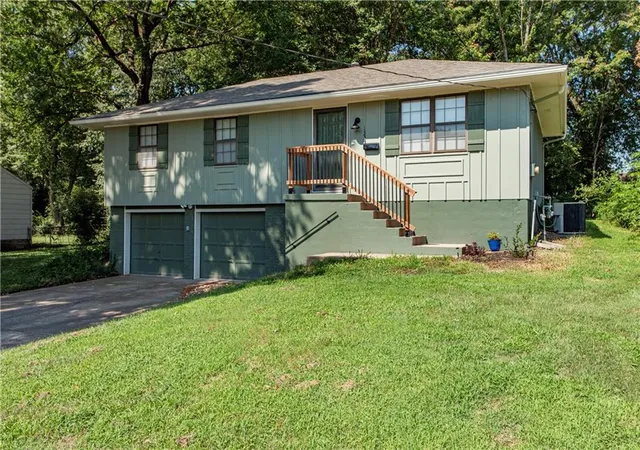 Photo 3 of Sale Pending at 1334 S Main St, Independence, MO 64055 | MLS# 2621054 | Listing updated on 2026-10-05