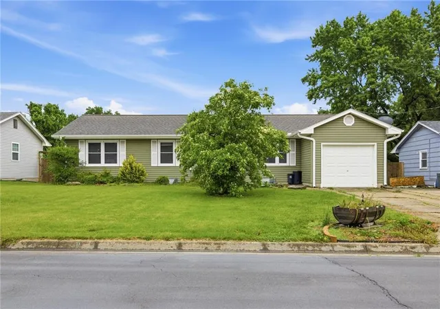 1st image of 506 South Dr, Marshall, MO 65340 | MLS# 2621063