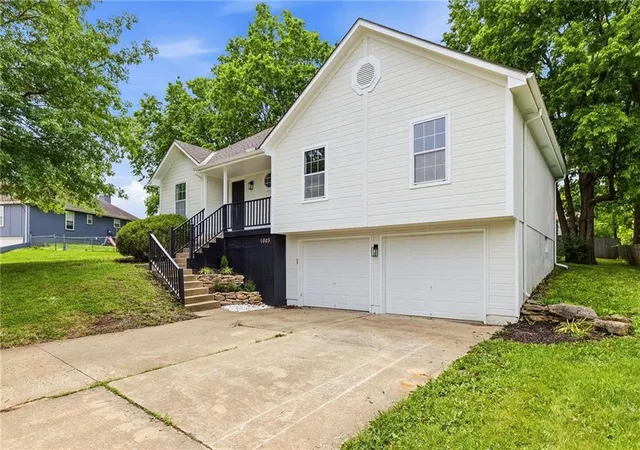 Homes for sale in Pleasant Hill, MO | 1003 Lincoln St, Pleasant Hill, MO 64080 | MLS# 2621077