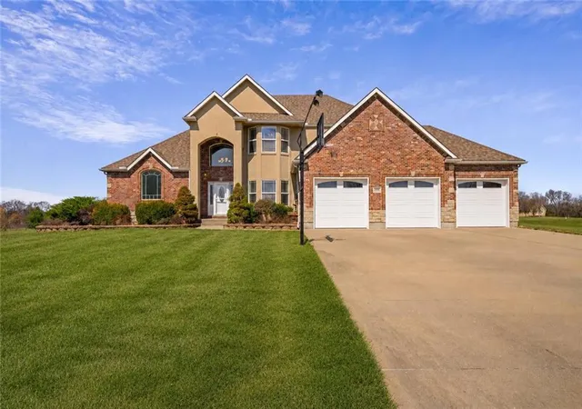 2nd image of 24611 Woodland Cir, Lees Summit, MO 64086 | MLS# 2621103