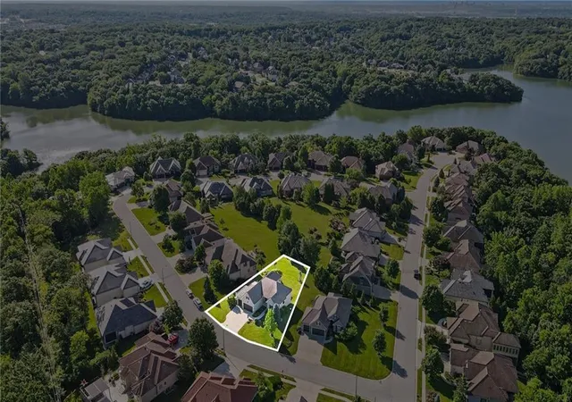 40th image of 8245 Westlake Dr, Kansas City, MO 64152 | MLS# 2621180