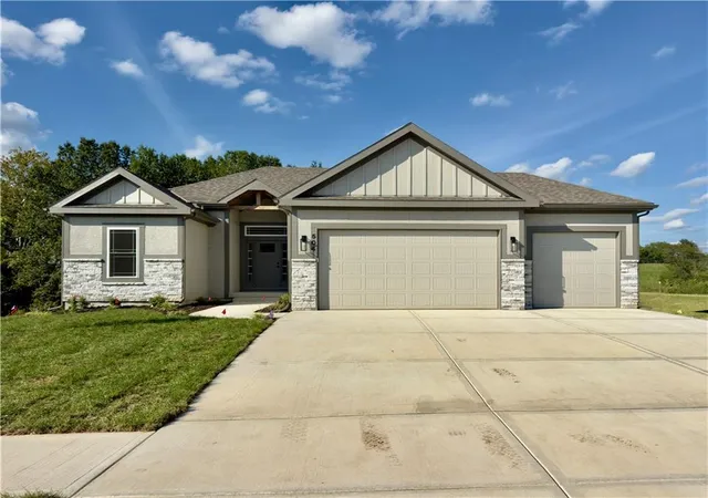 Photo 1 of Single family home for sale at 504 Skyview Ln, Liberty, MO 64068 | MLS# 2621181 | Listing updated on 2026-10-08