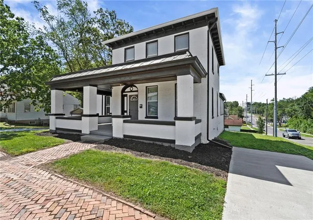 3rd image of 222 W Market St, Warrensburg, MO 64093 | MLS# 2621189