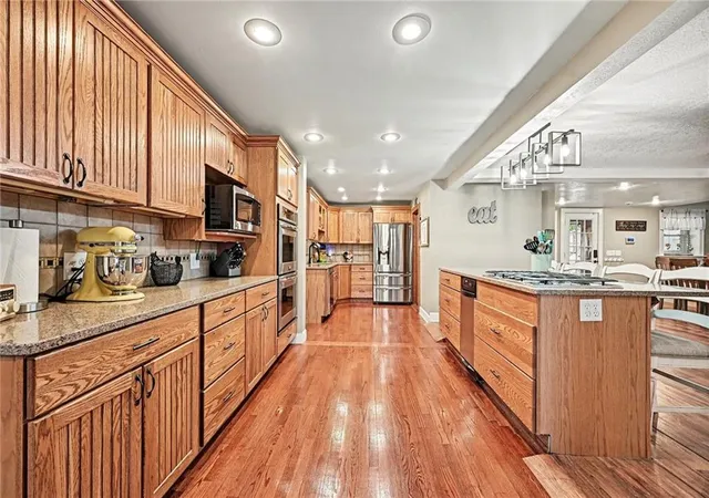 Photo 3 of Sale Pending at 1 Ridgeland Rd, Country Club, MO 64505 | MLS# 2621196 | Listing updated on 2026-08-22