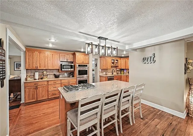 Photo 4 of Sale Pending at 1 Ridgeland Rd, Country Club, MO 64505 | MLS# 2621196 | Listing updated on 2026-08-22