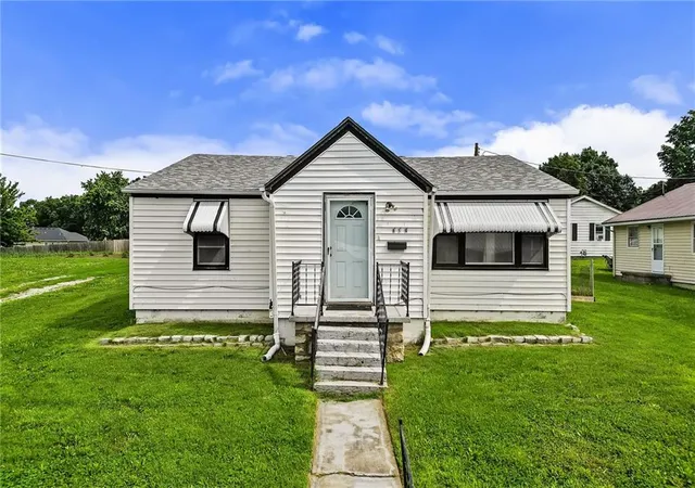 Homes for sale in Richmond, MO | 814 E North Main St, Richmond, MO 64085 | MLS# 2621206