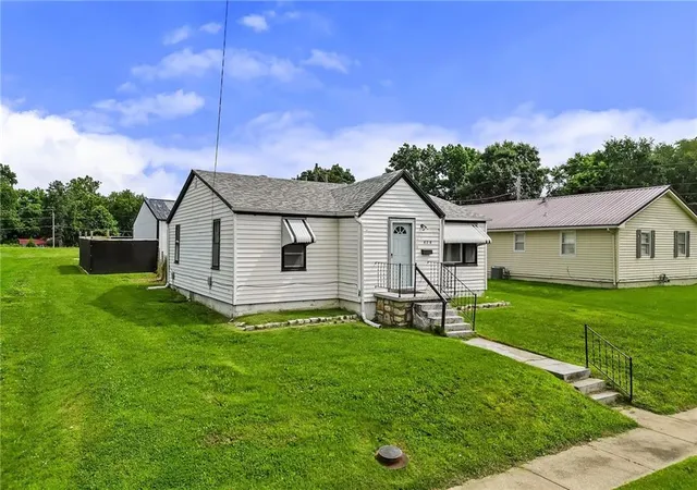Homes for sale in Richmond, MO | 814 E North Main St, Richmond, MO 64085 | MLS# 2621206
