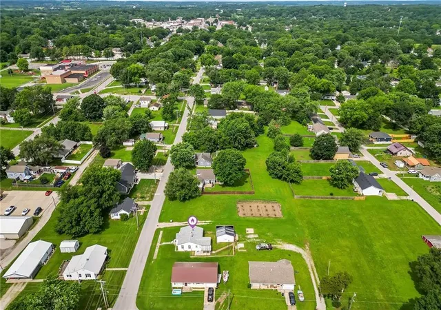 Homes for sale in Richmond, MO | 814 E North Main St, Richmond, MO 64085 | MLS# 2621206
