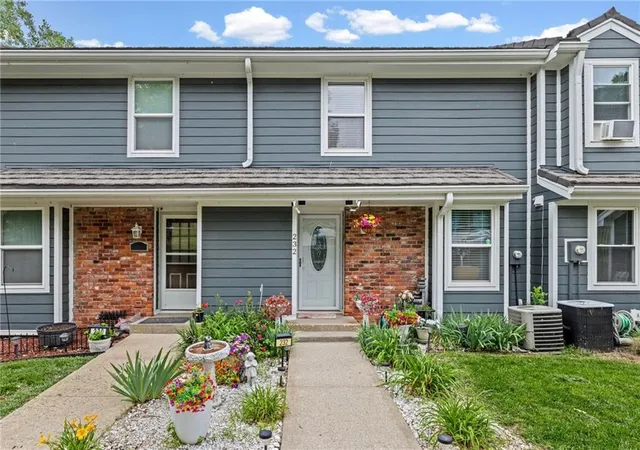 2nd image of 232 Ne Bayview Dr, Lee's Summit, MO 64064 | MLS# 2621247
