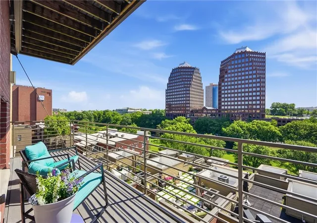 2nd image of 4521 Wornall Rd #211, Kansas City, MO 64111 | MLS# 2621248