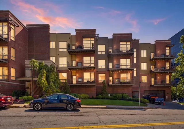 3rd image of 4521 Wornall Rd #211, Kansas City, MO 64111 | MLS# 2621248