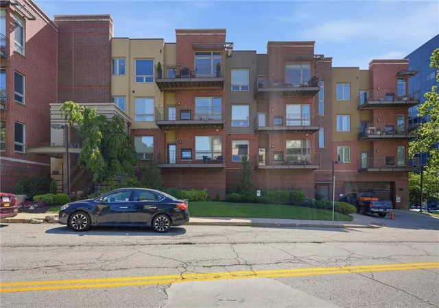 4th image of 4521 Wornall Rd #211, Kansas City, MO 64111 | MLS# 2621248