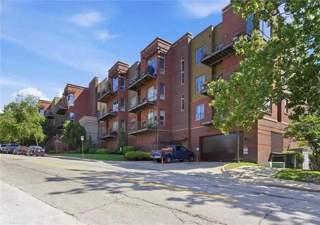 5th image of 4521 Wornall Rd #211, Kansas City, MO 64111 | MLS# 2621248
