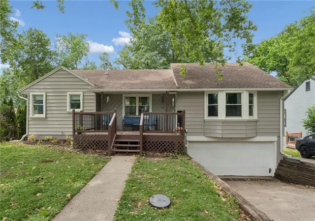 Homes for sale in Kansas City, MO | 4900 Park Ln, Kansas City, MO 64118 | MLS# 2621254