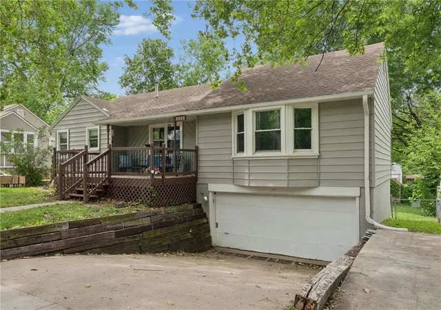 Homes for sale in Kansas City, MO | 4900 Park Ln, Kansas City, MO 64118 | MLS# 2621254