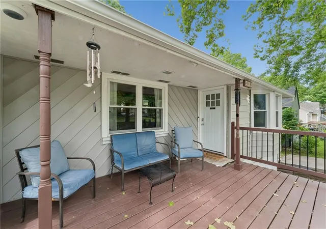 Homes for sale in Kansas City, MO | 4900 Park Ln, Kansas City, MO 64118 | MLS# 2621254