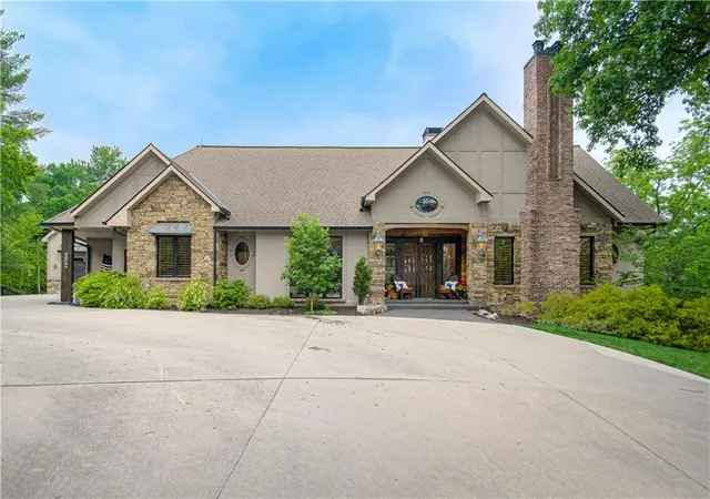 1st image of 8700 Meadow Ln, Leawood, KS 66206 | MLS# 2621280