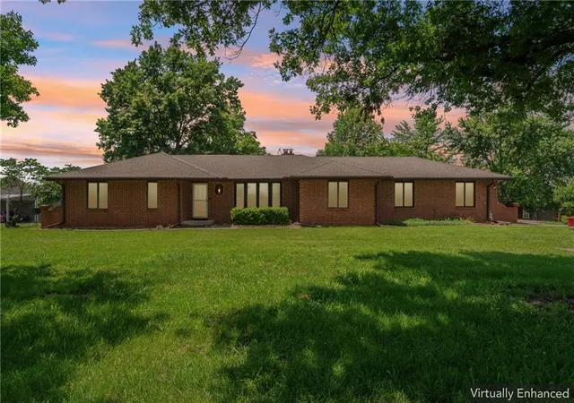 Homes for sale in Paola, KS | 26966 Willow Dr, Paola, KS 66071 | MLS# 2621351