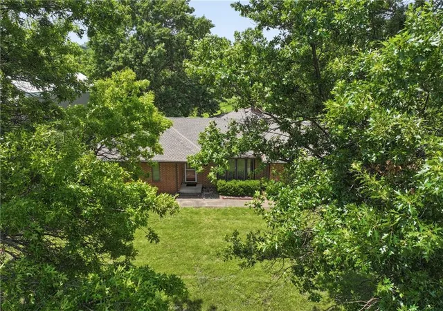 Homes for sale in Paola, KS | 26966 Willow Dr, Paola, KS 66071 | MLS# 2621351