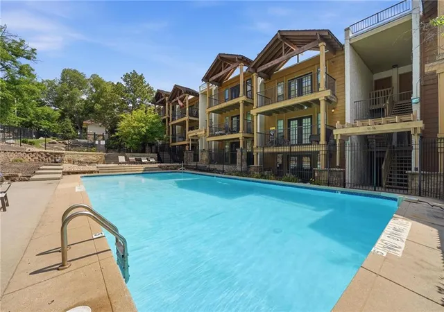 2nd image of 4727 Jarboe St, Kansas City, MO 64112