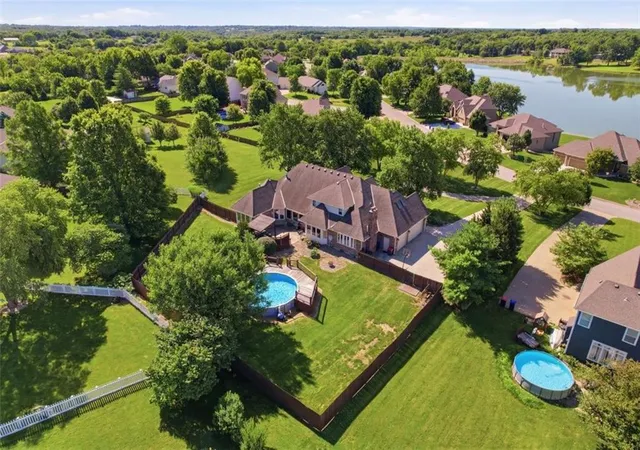 2nd image of 15586 Cedar Ln, Basehor, KS 66007 | MLS# 2621520