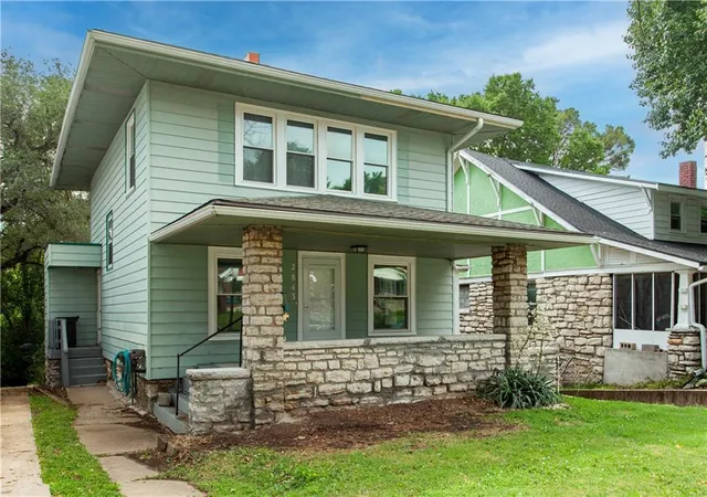 3rd image of 2843 Parkwood Blvd, Kansas City, KS 66104 | MLS# 2621545