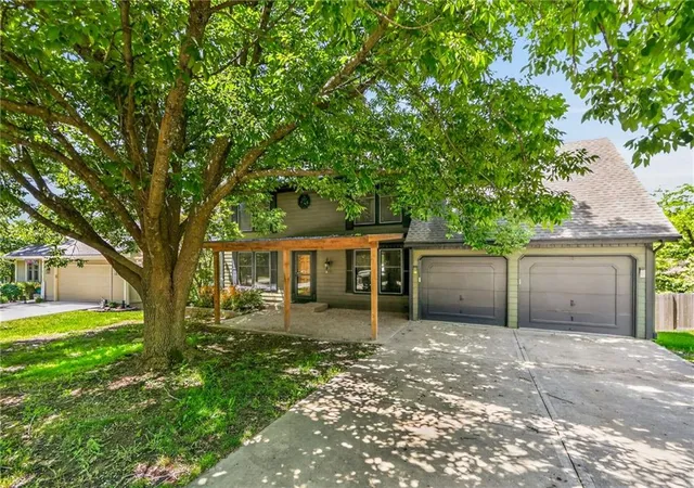 Homes for sale in Kansas City, MO | 8714 N Troost Ave, Kansas City, MO 64155 | MLS# 2621577