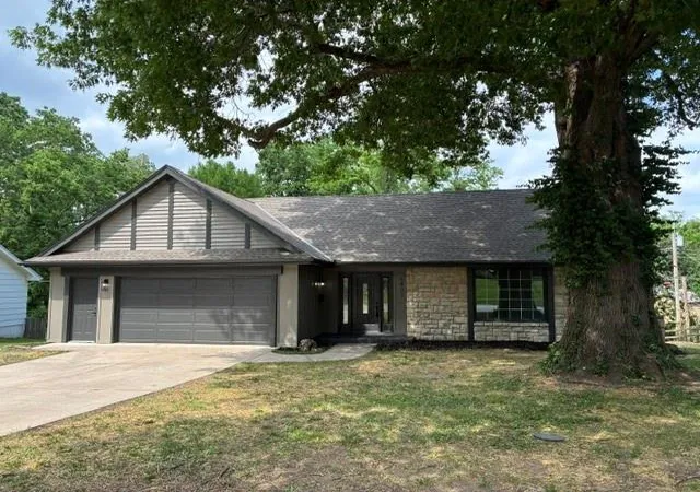 Homes for sale in Raytown, MO | 6807 Lakeshore Dr, Raytown, MO 64133 | MLS# 2621583