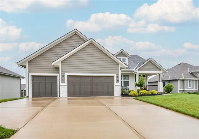 Homes for sale in Shawnee, KS | 5876 Mccormick Dr, Shawnee, KS 66226 | MLS# 2621625