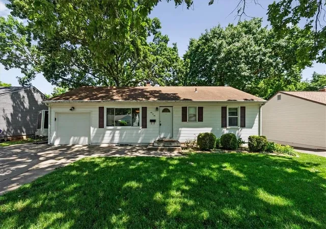 Homes for sale in Kansas City, MO | 606 67th Pl, Kansas City, MO 64118 | MLS# 2621632