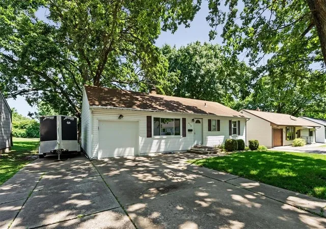 Homes for sale in Kansas City, MO | 606 67Th Pl, Kansas City, MO 64118 | MLS# 2621632